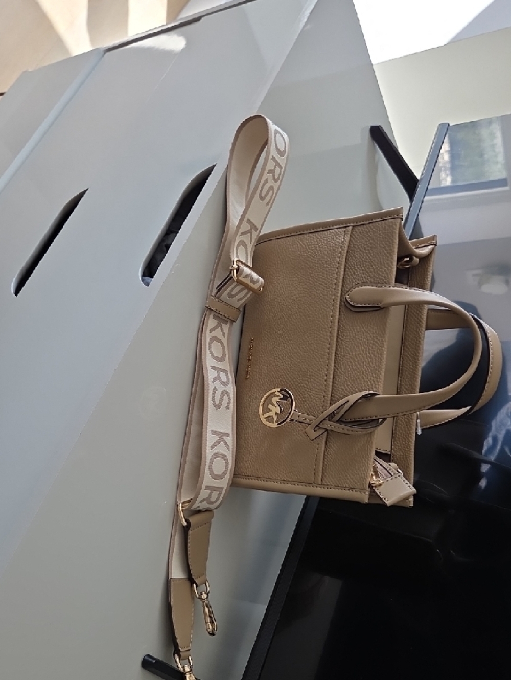 Michael Kors Beige Leather Tote with Gold Logo Charm New New New - Picture 3 of 3
